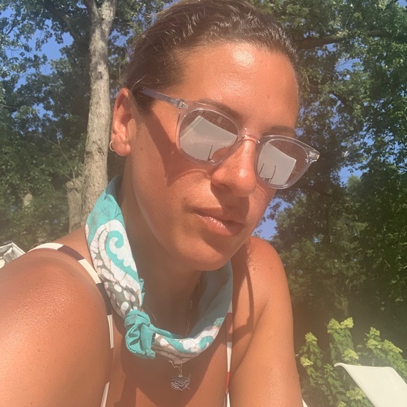 Meet your Posher, Lauren - Picture 2 of 3